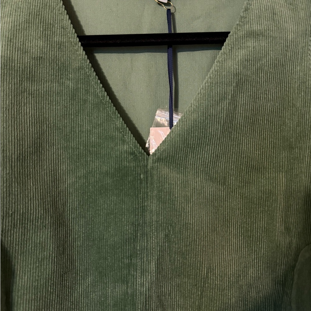 NWT Tuckernuck Green Corduroy V Neck Top
Size Medium - Picture 9 of 9